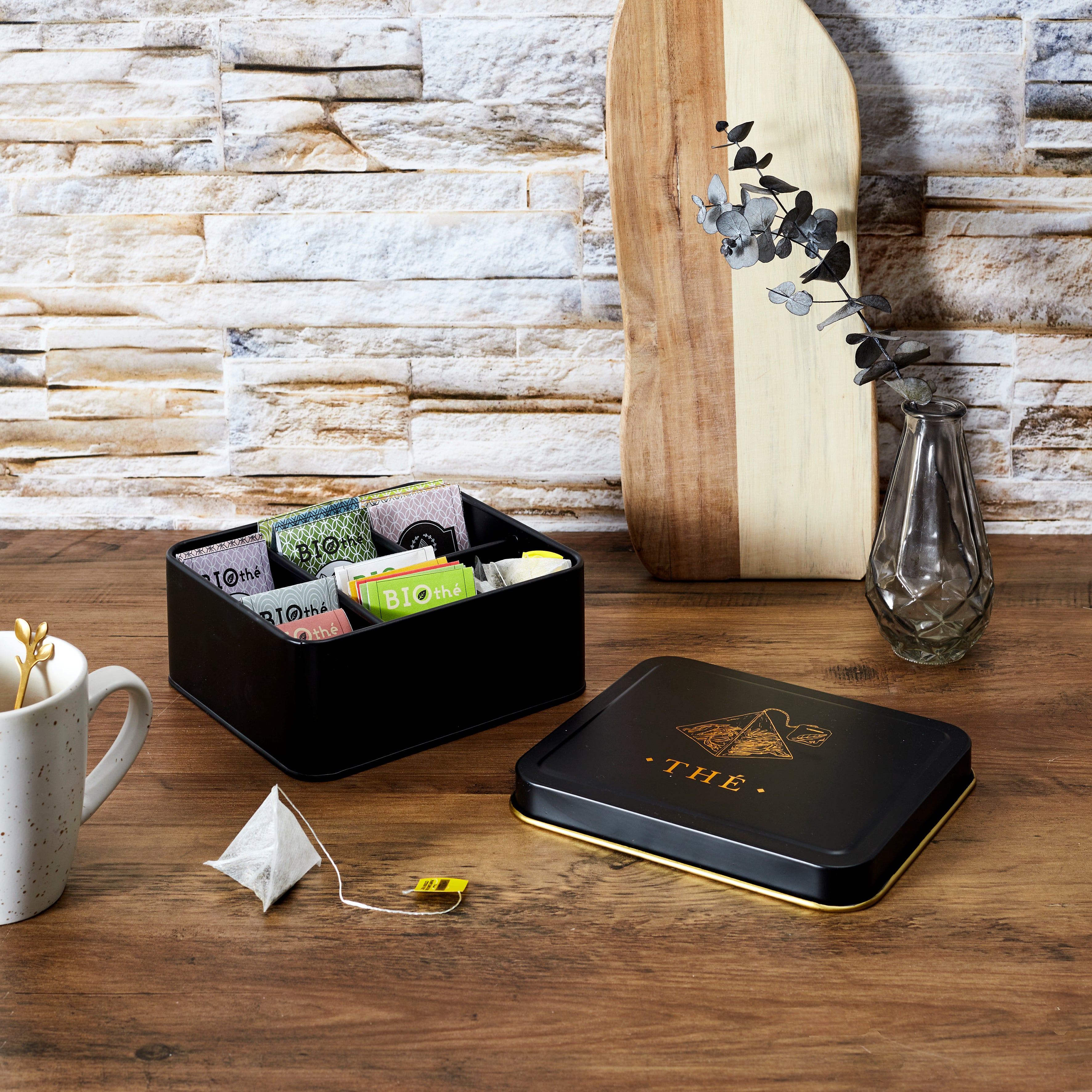 BOITE METAL NOIR ET DORE SACHET DE THE