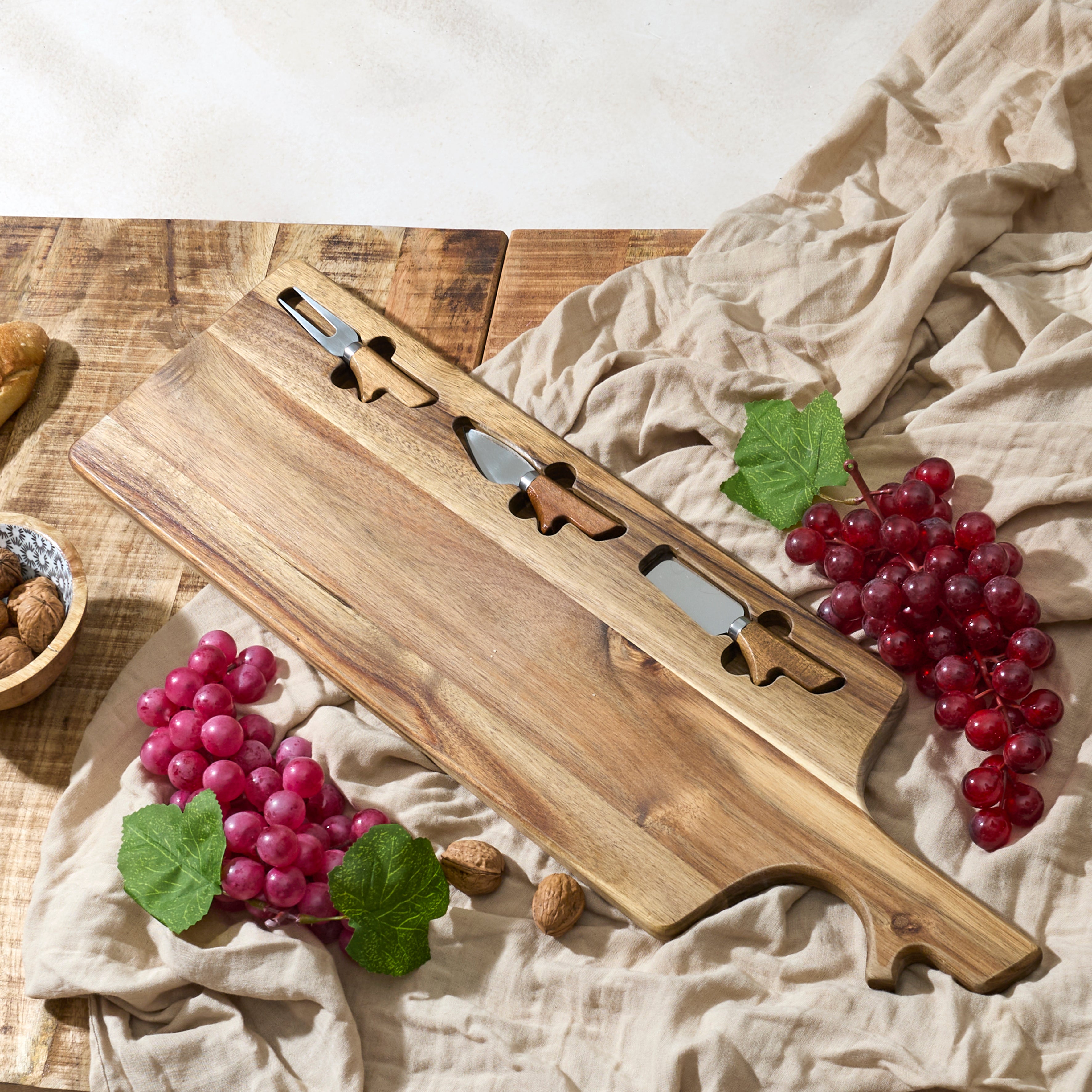 PLANCHE A FROMAGE ACACIA AVEC 3 COUTEAUX