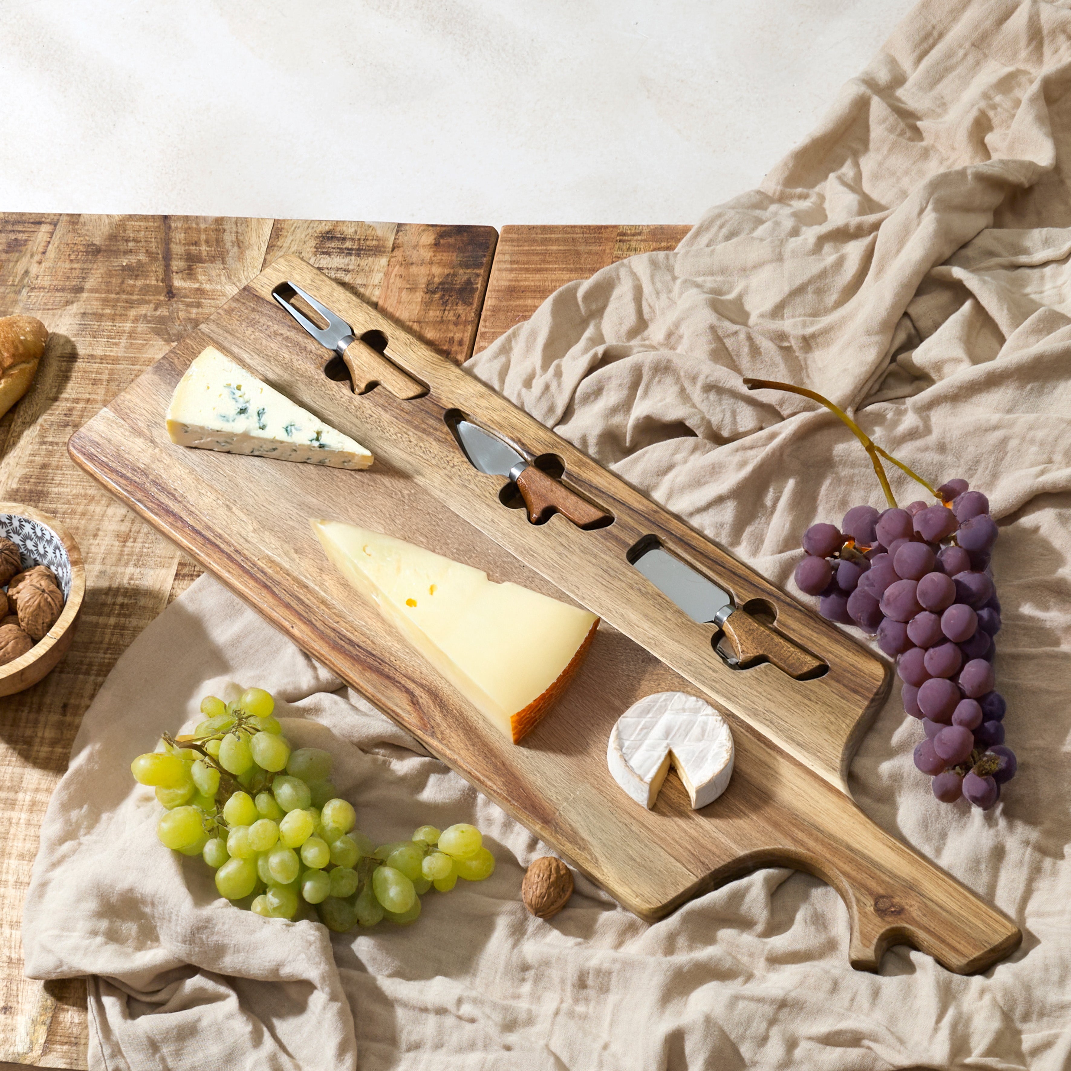 PLANCHE A FROMAGE ACACIA AVEC 3 COUTEAUX