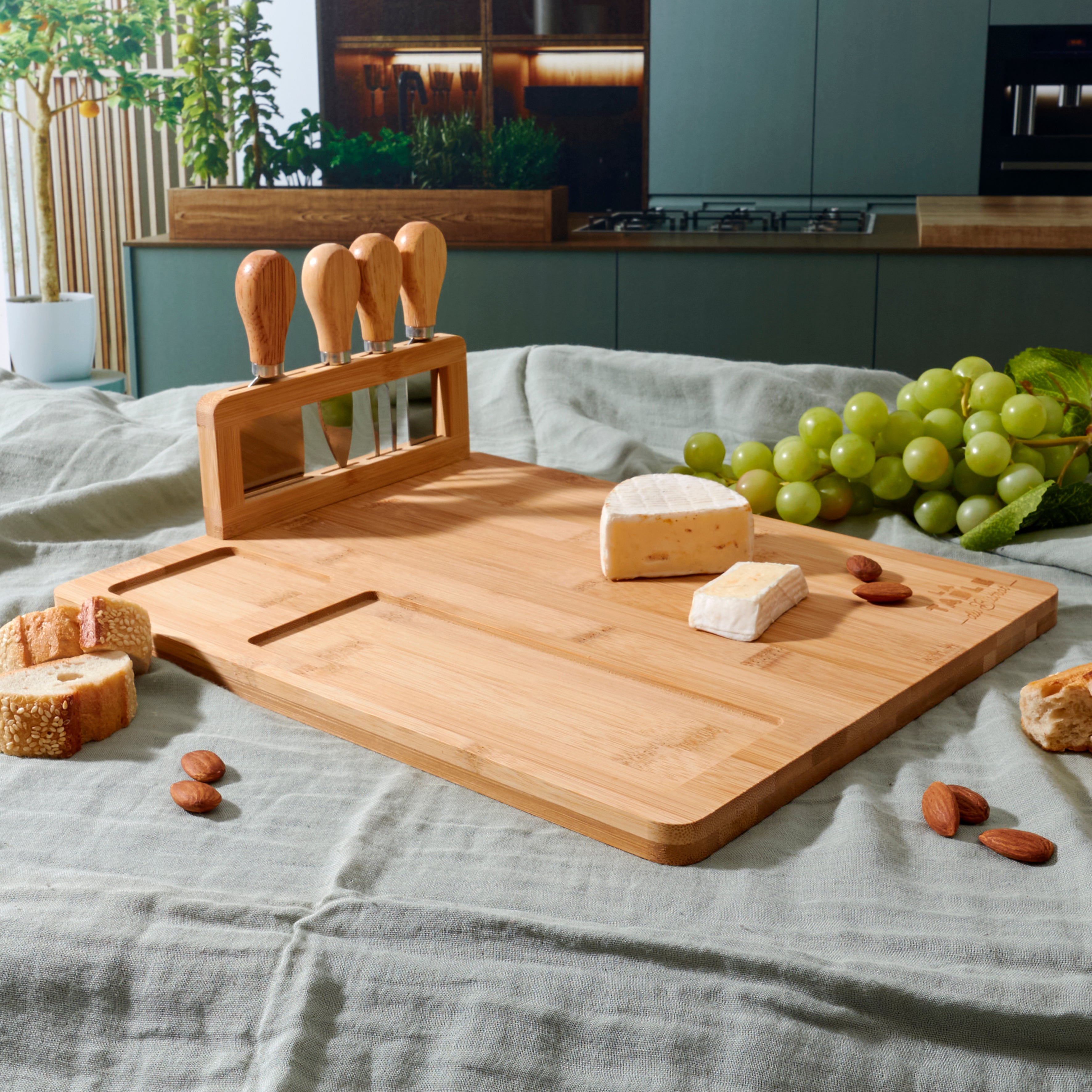 PLANCHE A FROMAGE BAMBOU AVEC 4 COUTEAUX