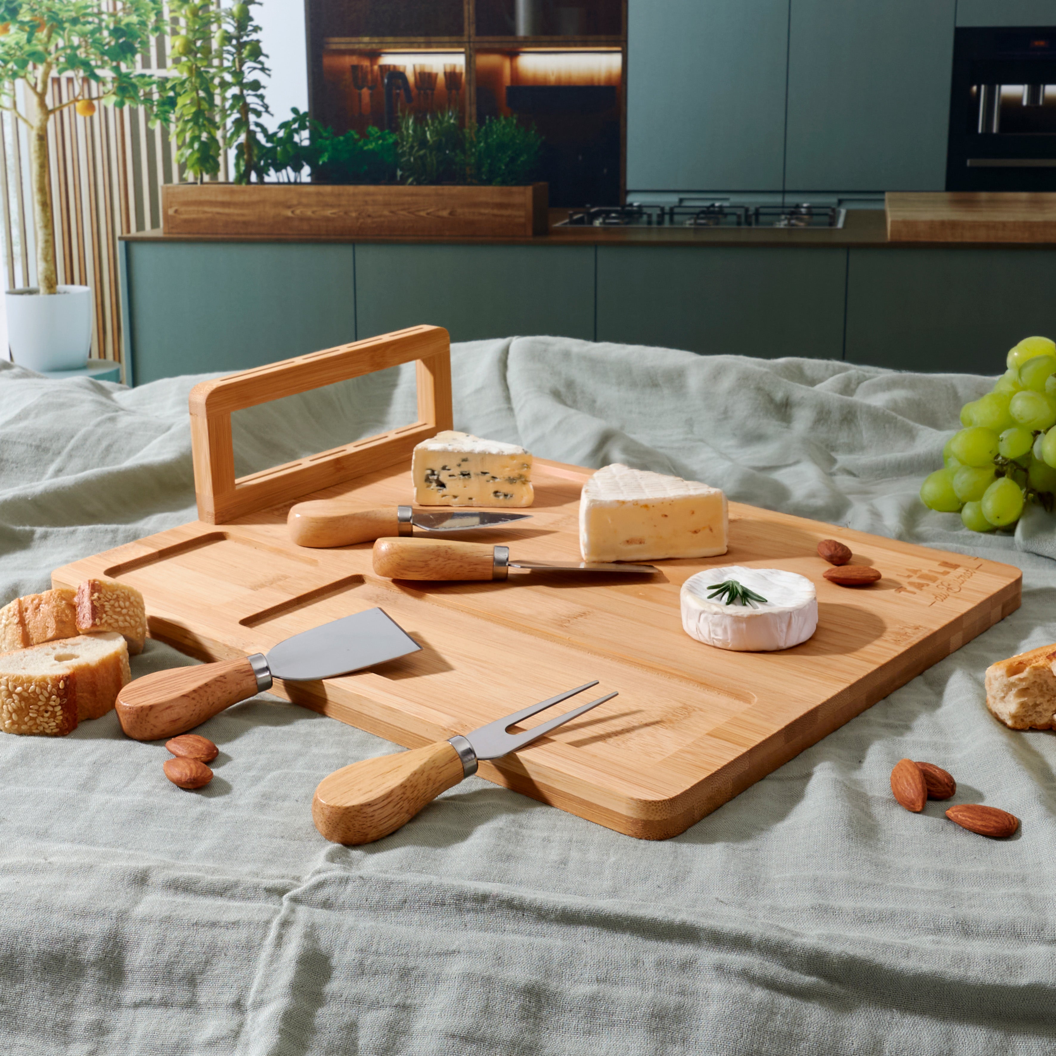 PLANCHE A FROMAGE BAMBOU AVEC 4 COUTEAUX