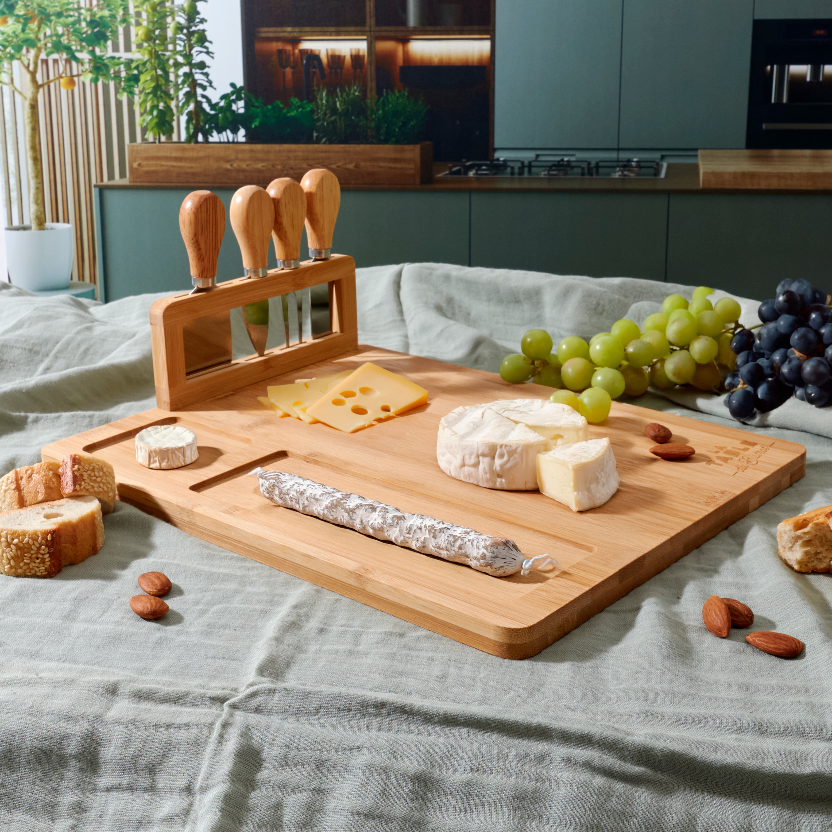 PLANCHE A FROMAGE BAMBOU AVEC 4 COUTEAUX