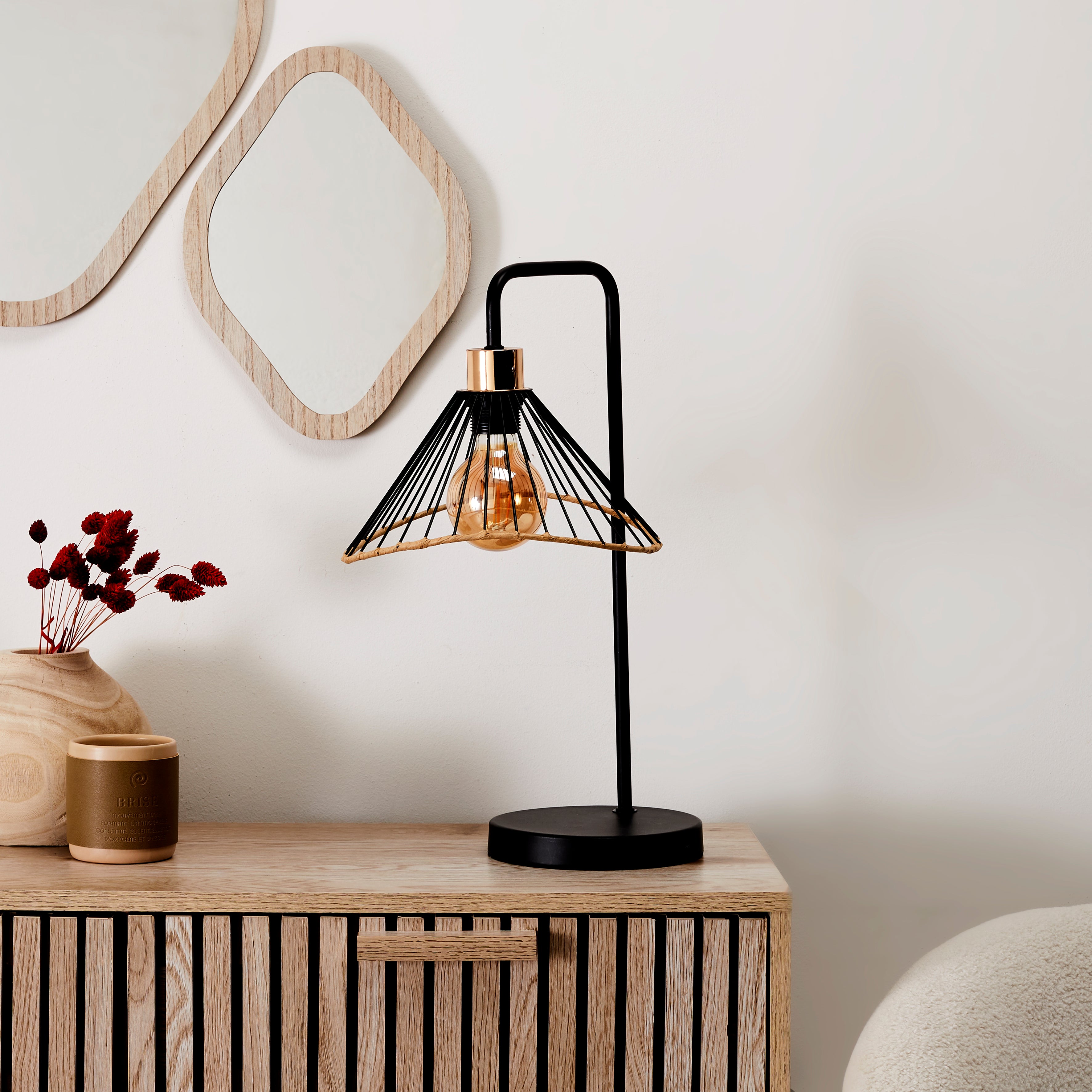 LAMPE A POSER ABAT JOUR NOIR ET ROTIN