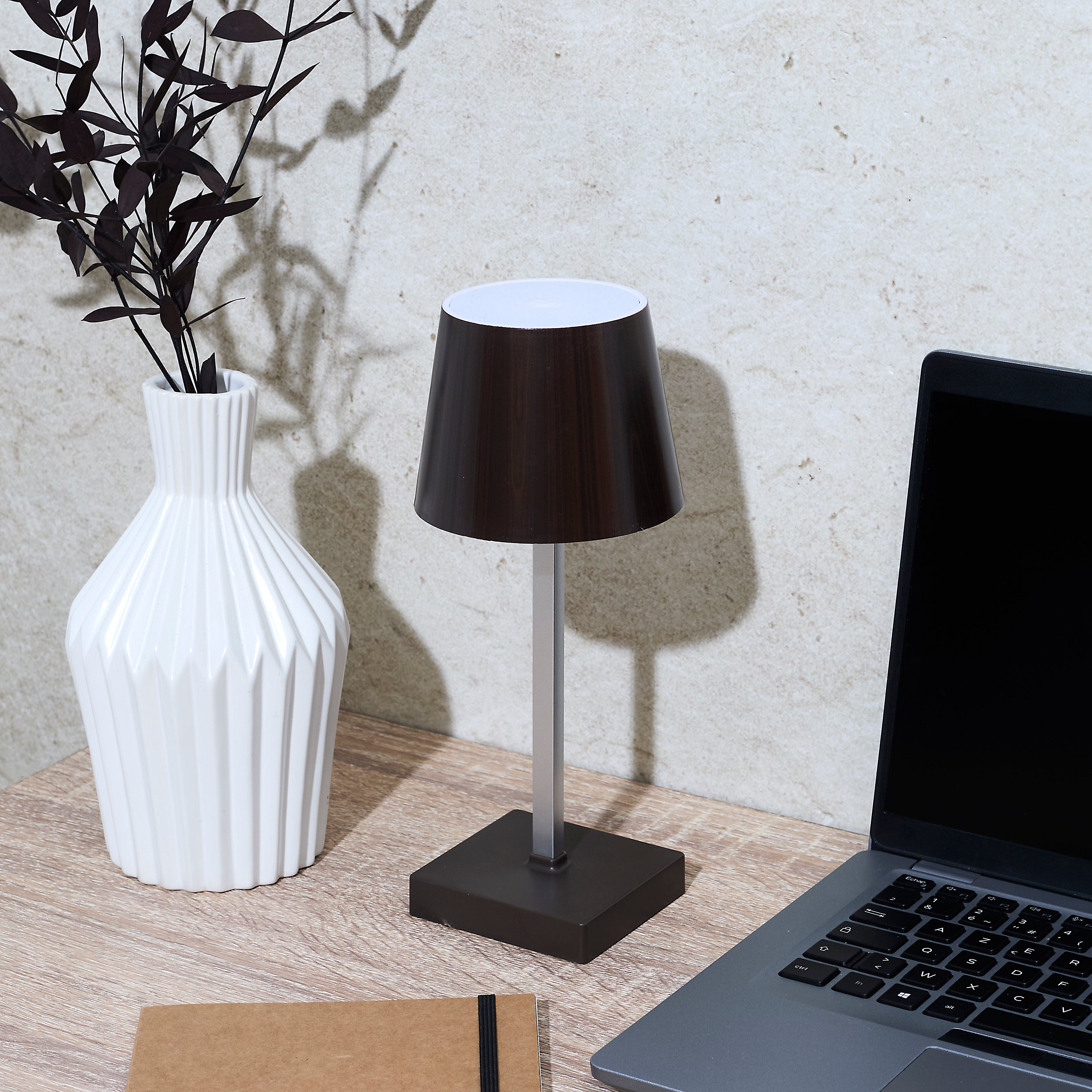 LAMPE DE TABLE A PILES EFFET BOIS H26CM