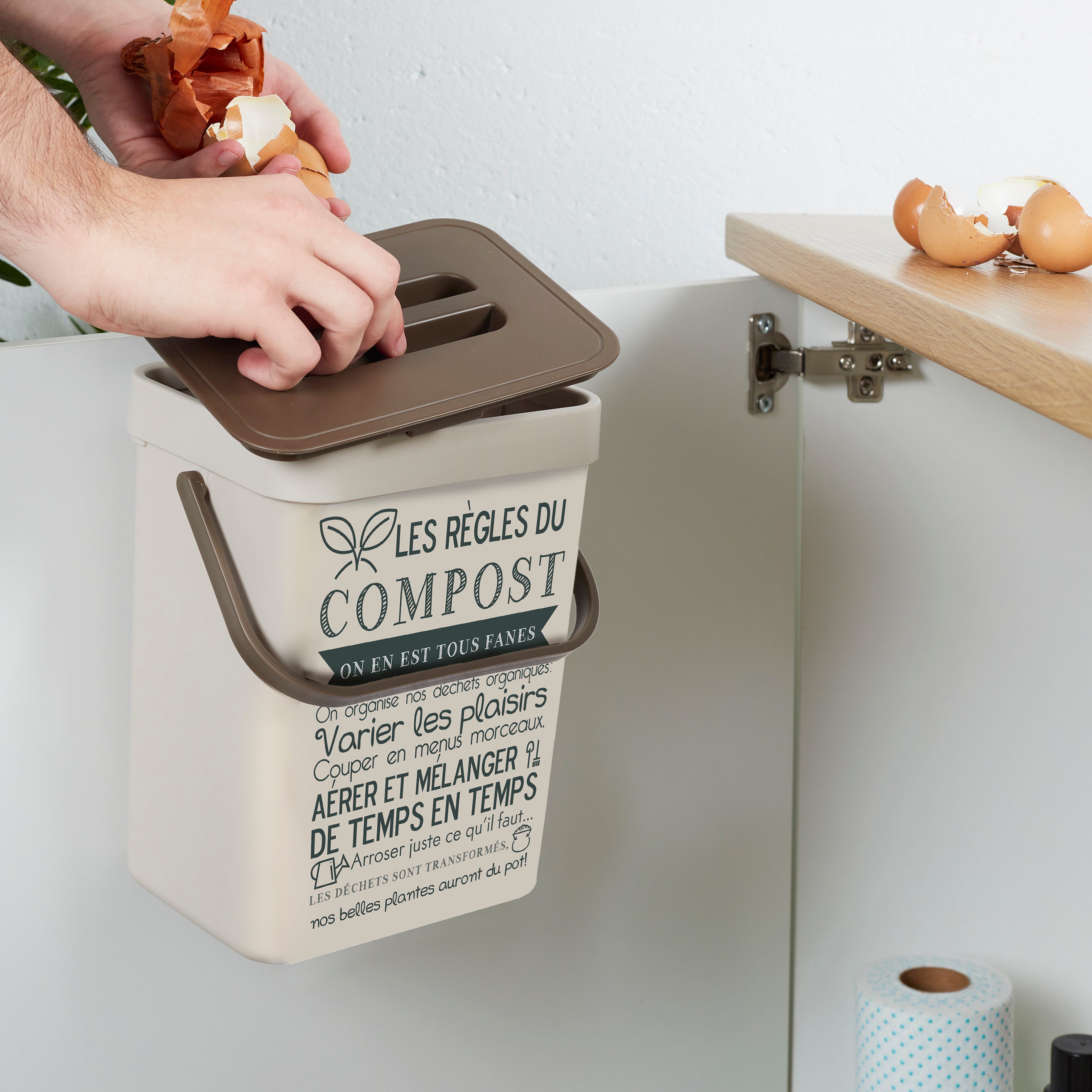 POUBELLE A COMPOST EN PLASTIQUE AVEC ACCROCHE