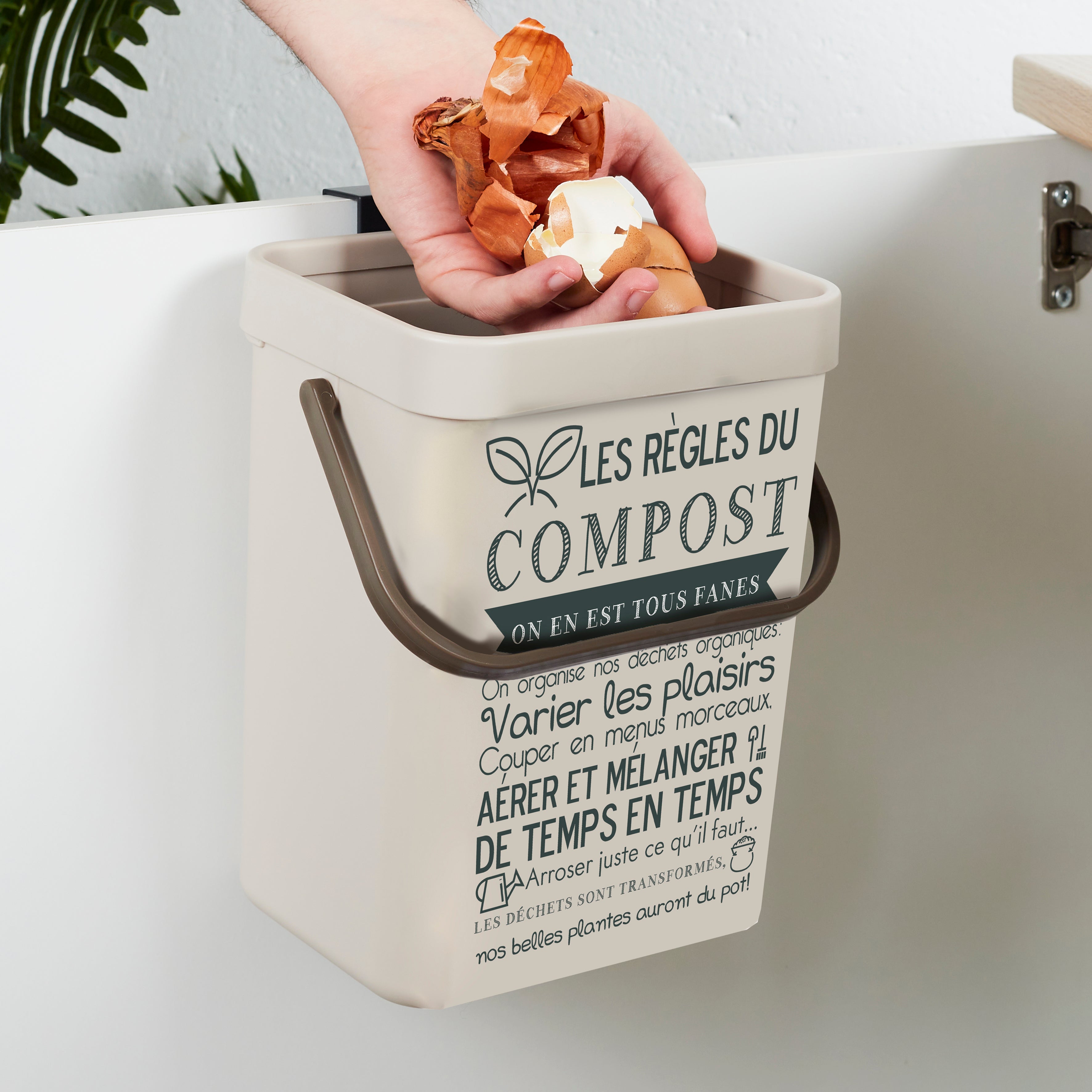 POUBELLE A COMPOST EN PLASTIQUE AVEC ACCROCHE