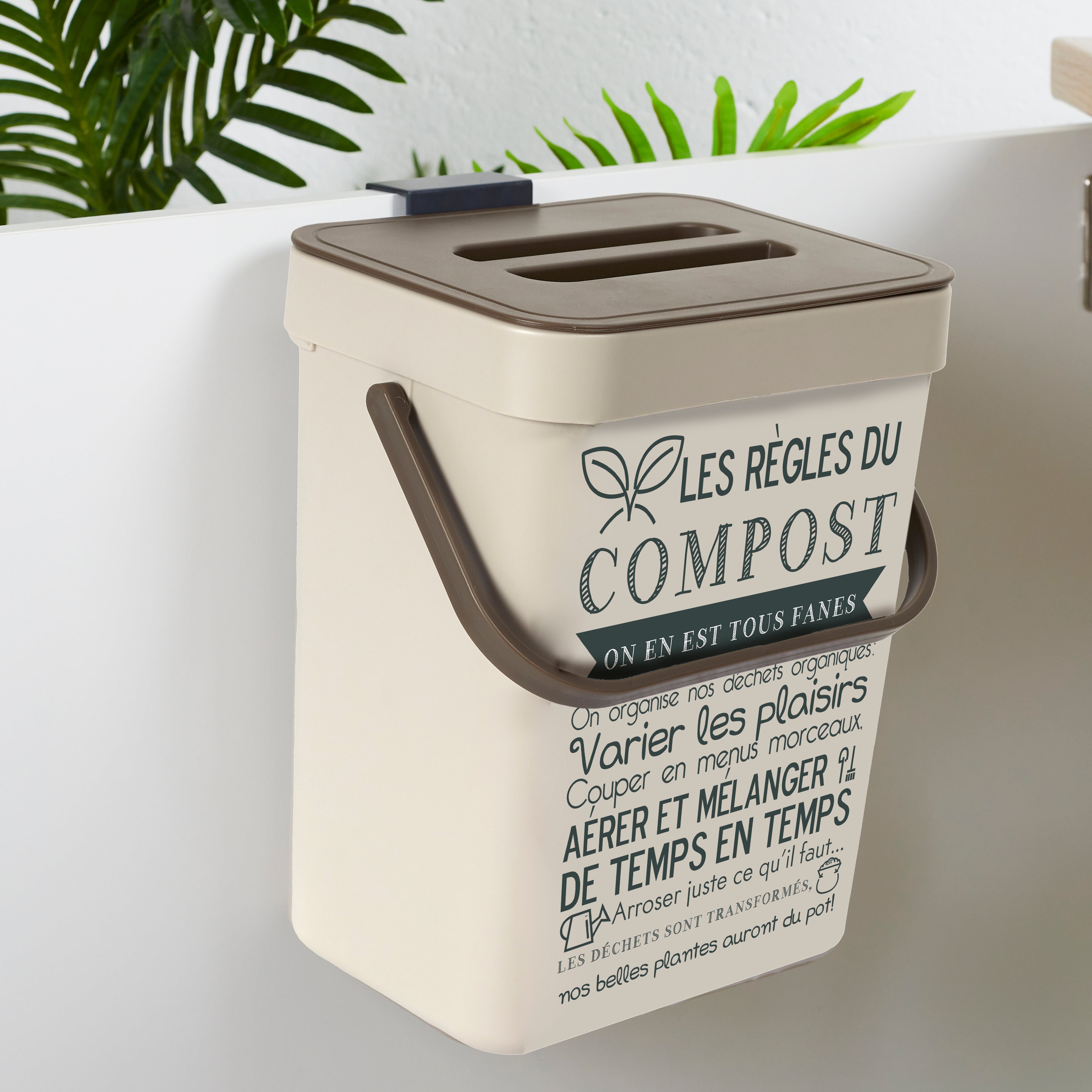 POUBELLE A COMPOST EN PLASTIQUE AVEC ACCROCHE