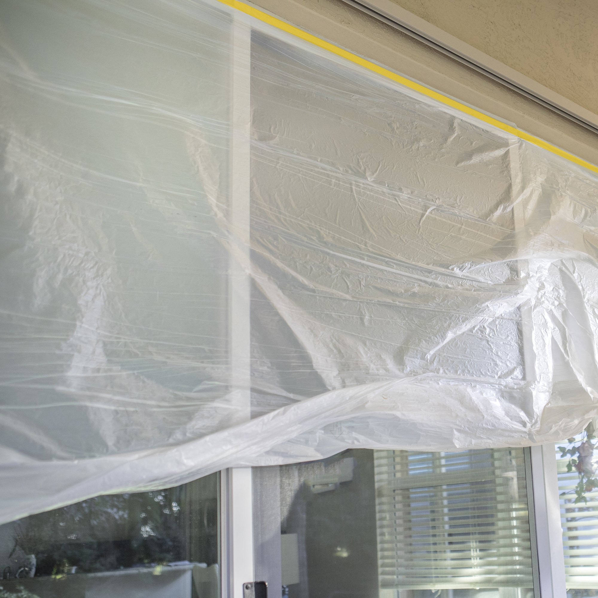FILM DE MASQUAGE AVEC BANDE ADHESIVE 2.7X15M
