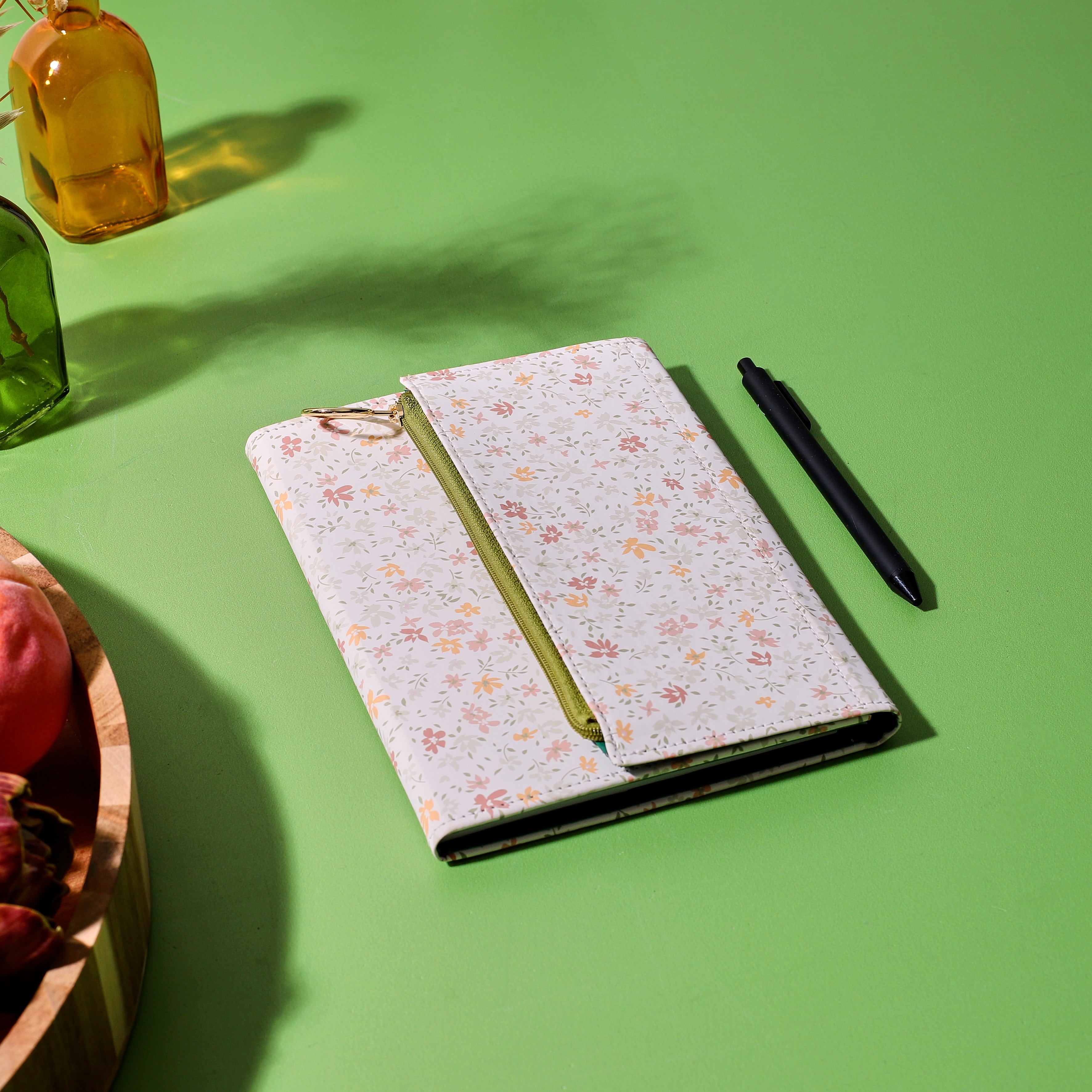 CAHIER AVEC COUVERTURE ET TROUSSE INTEGREE