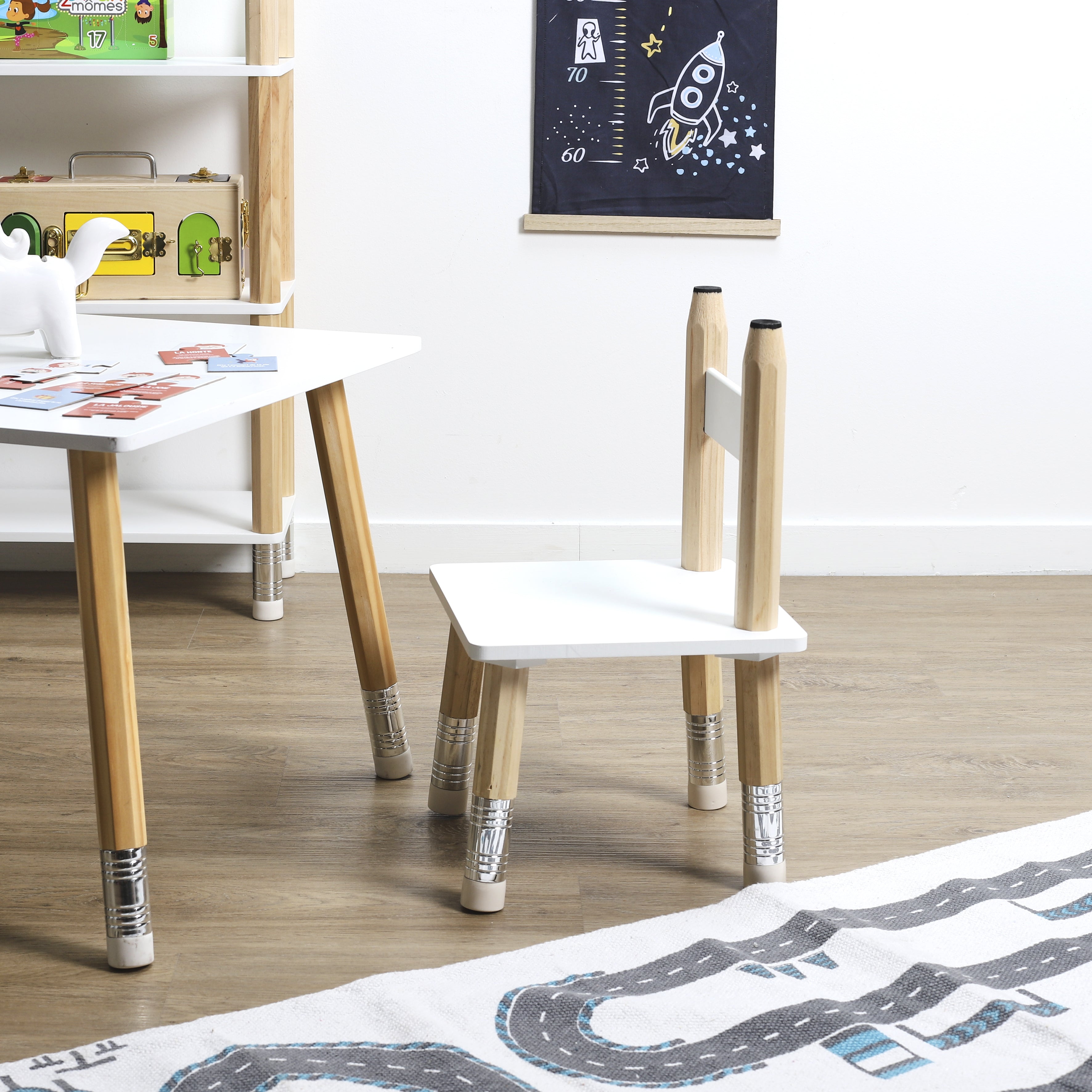 TABLE ET 2 CHAISES CRAYON