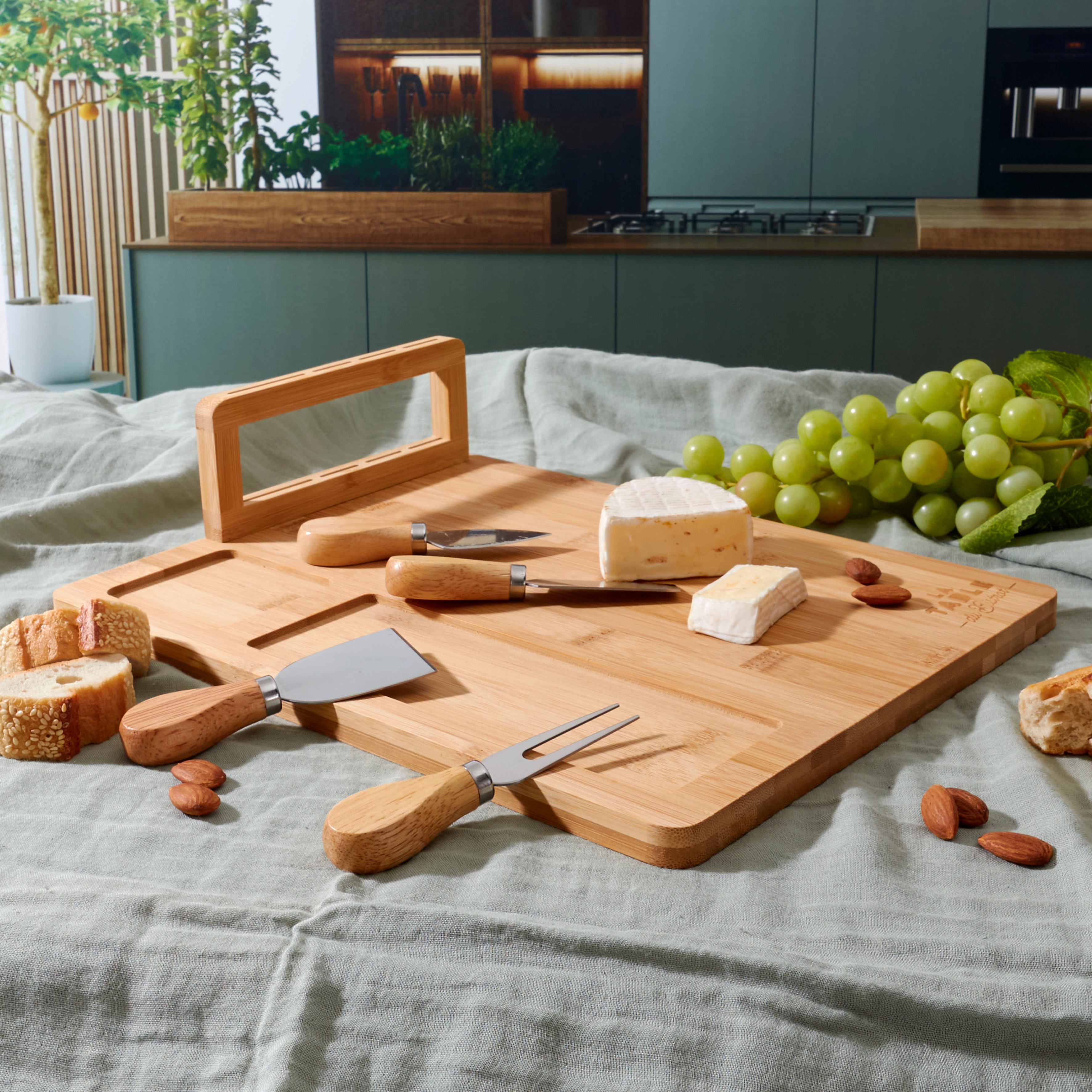 PLANCHE A FROMAGE BAMBOU AVEC 4 COUTEAUX