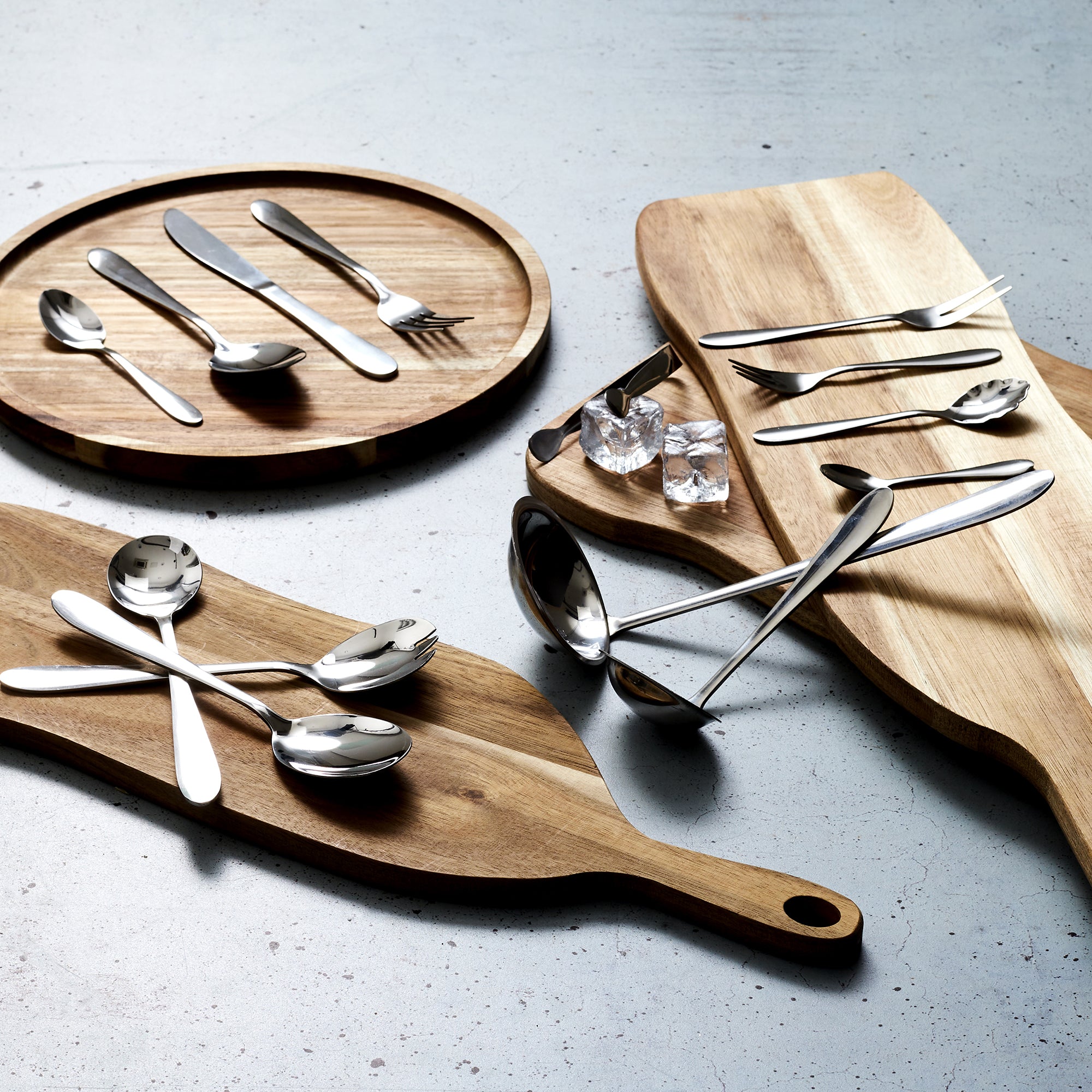 MENAGERE 84 PIECES COFFRET EN BOIS AVEC TIROIR