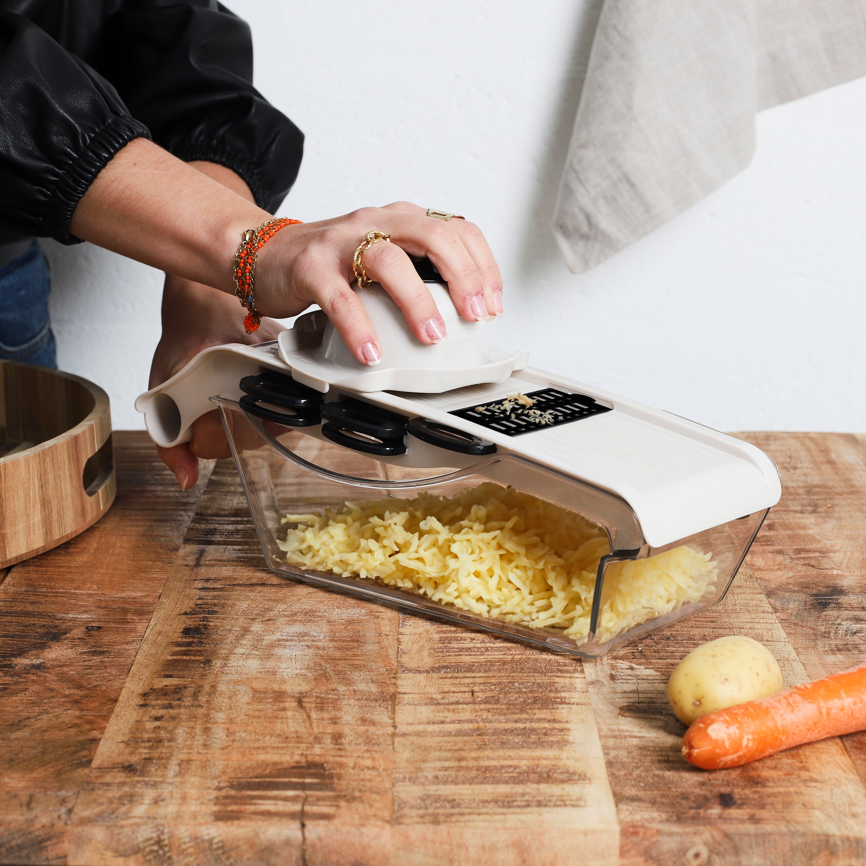 MANDOLINE AVEC RESERVOIR 5 ACCESSOIRES