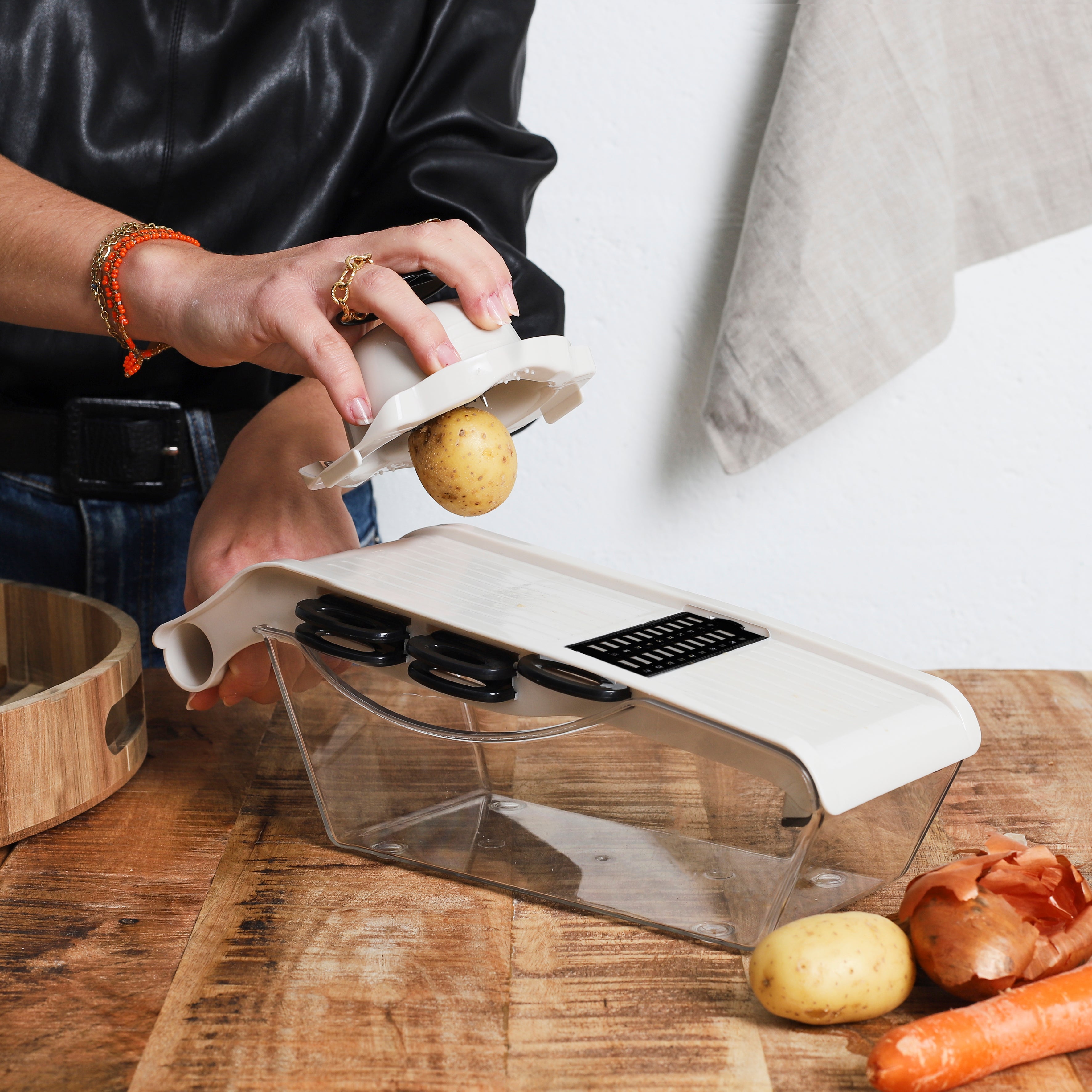 MANDOLINE AVEC RESERVOIR 5 ACCESSOIRES