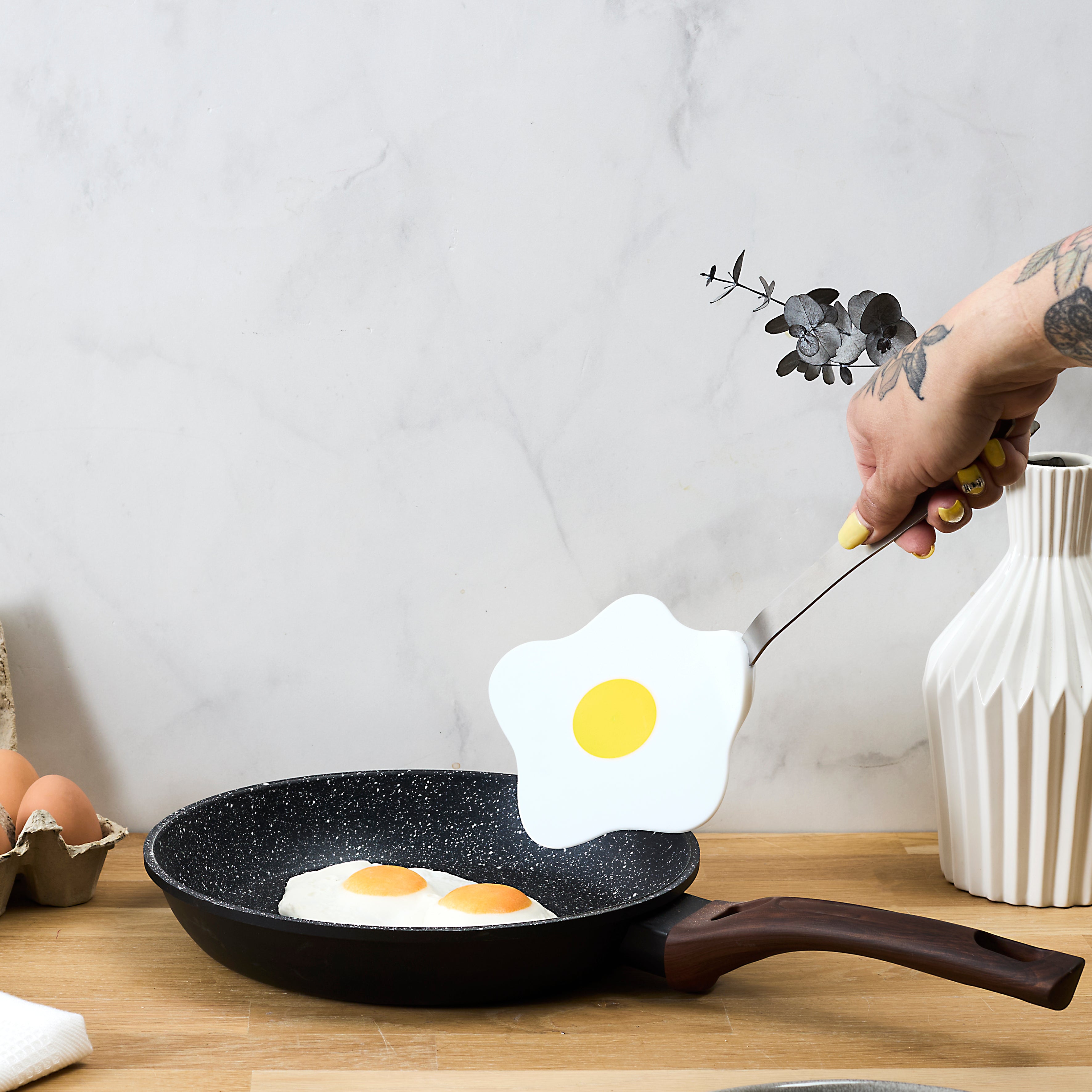 SPATULE EN FORME D OEUF AU PLAT