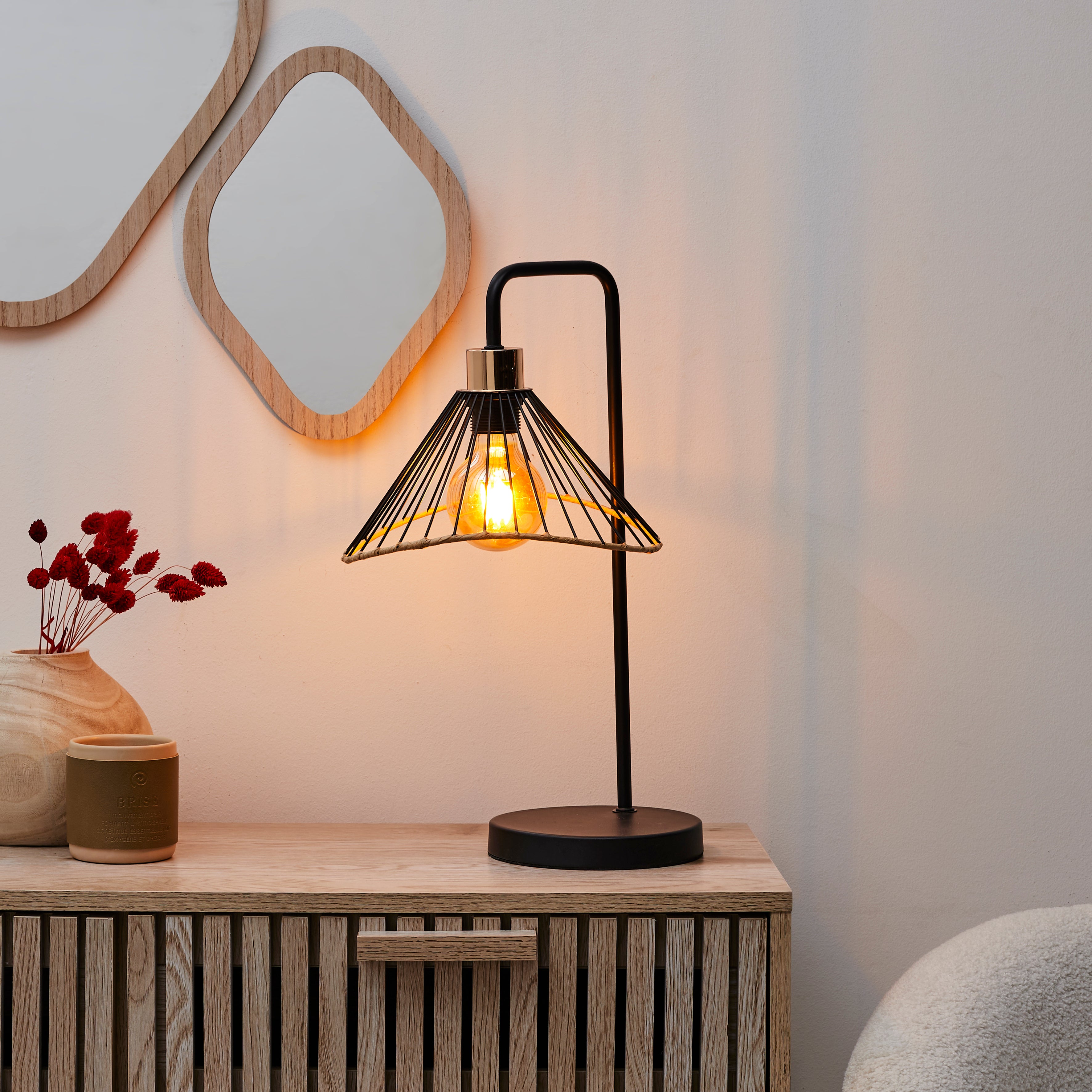 LAMPE A POSER ABAT JOUR NOIR ET ROTIN
