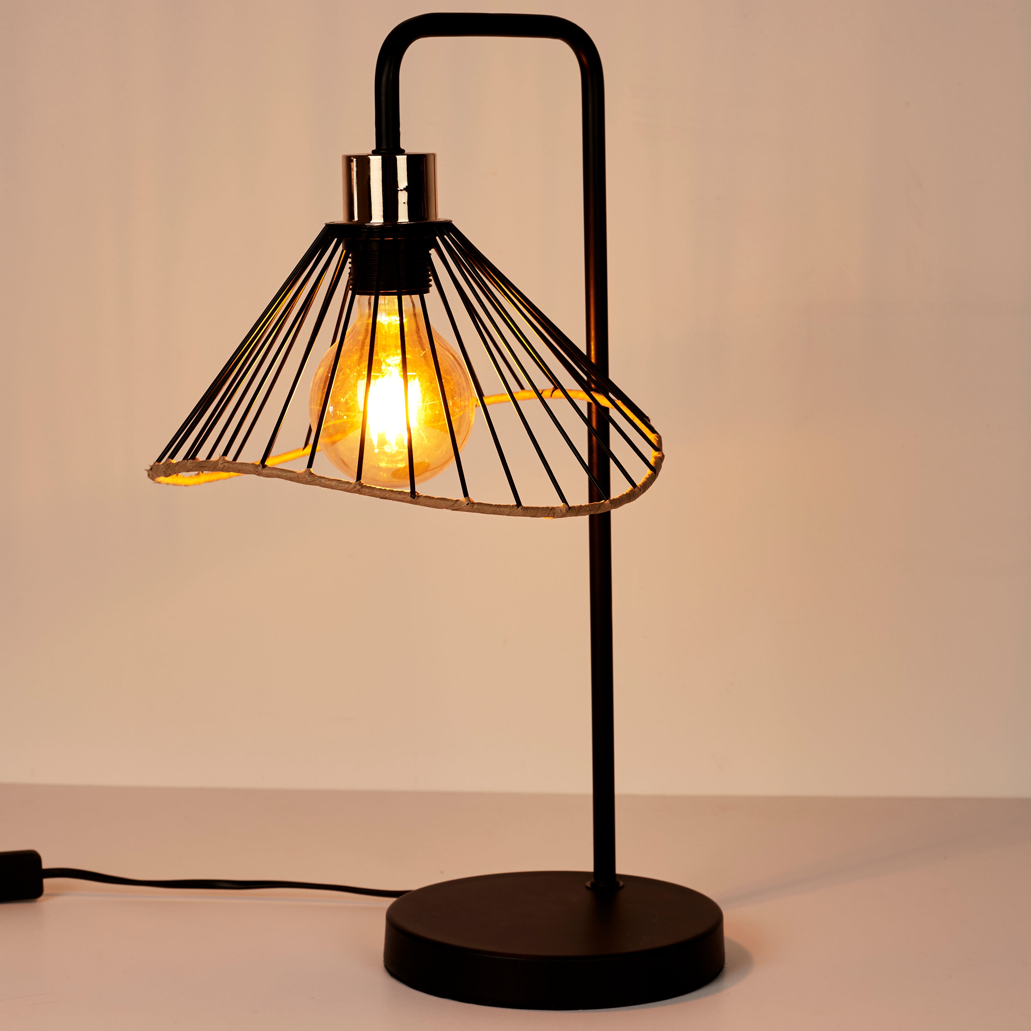 LAMPE A POSER ABAT JOUR NOIR ET ROTIN
