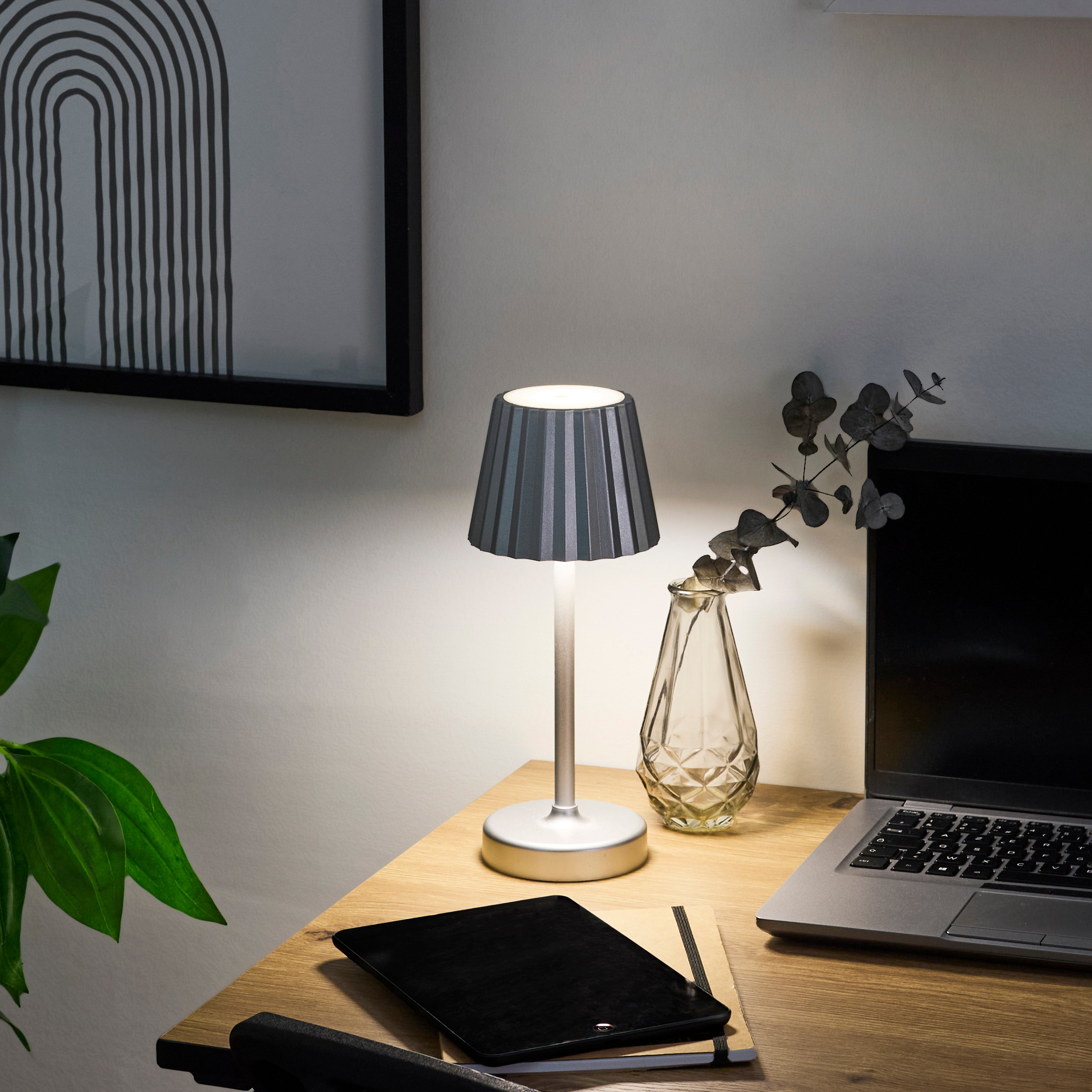 LAMPE DE TABLE TACTILE A PILES ARGENT H26CM