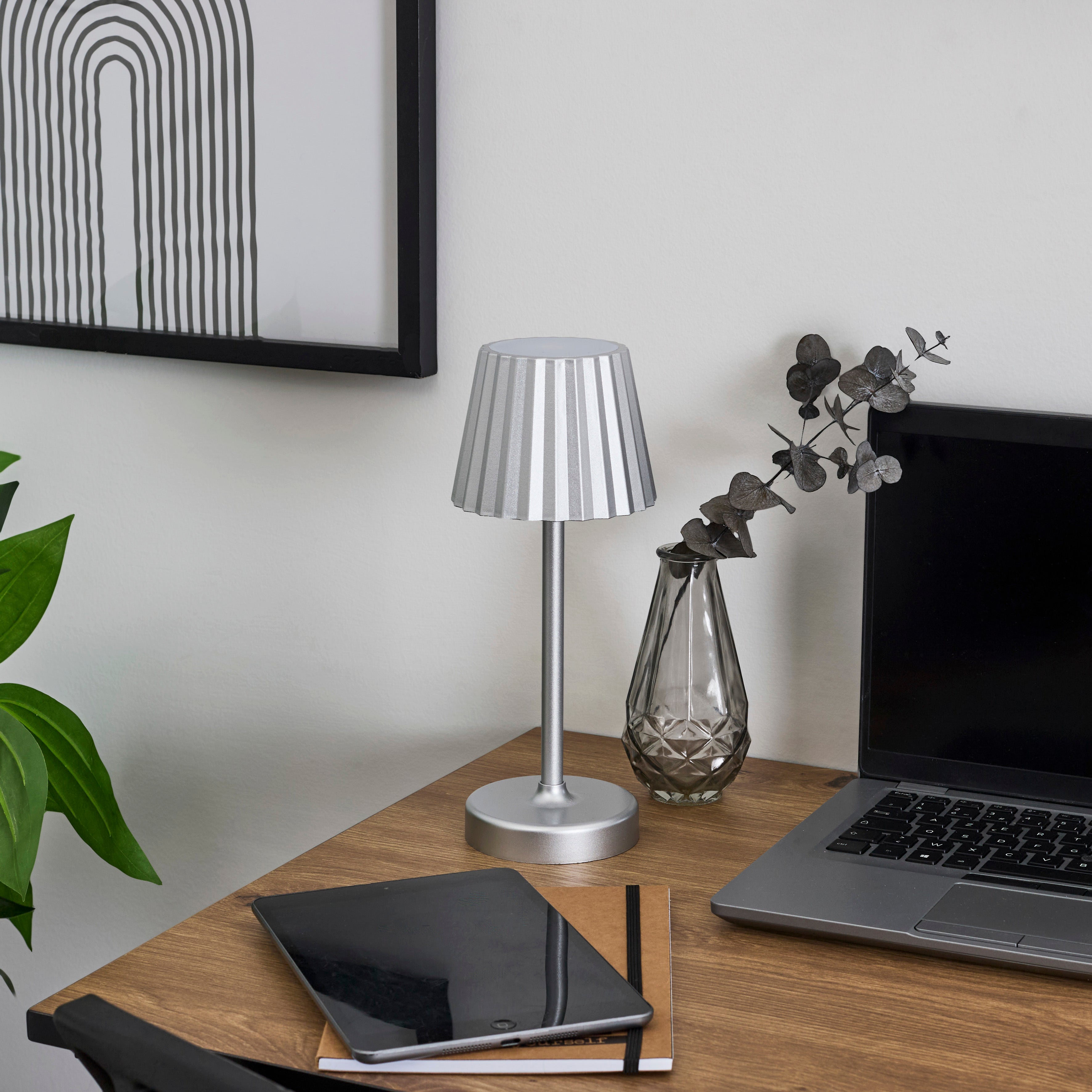 LAMPE DE TABLE TACTILE A PILES ARGENT H26CM