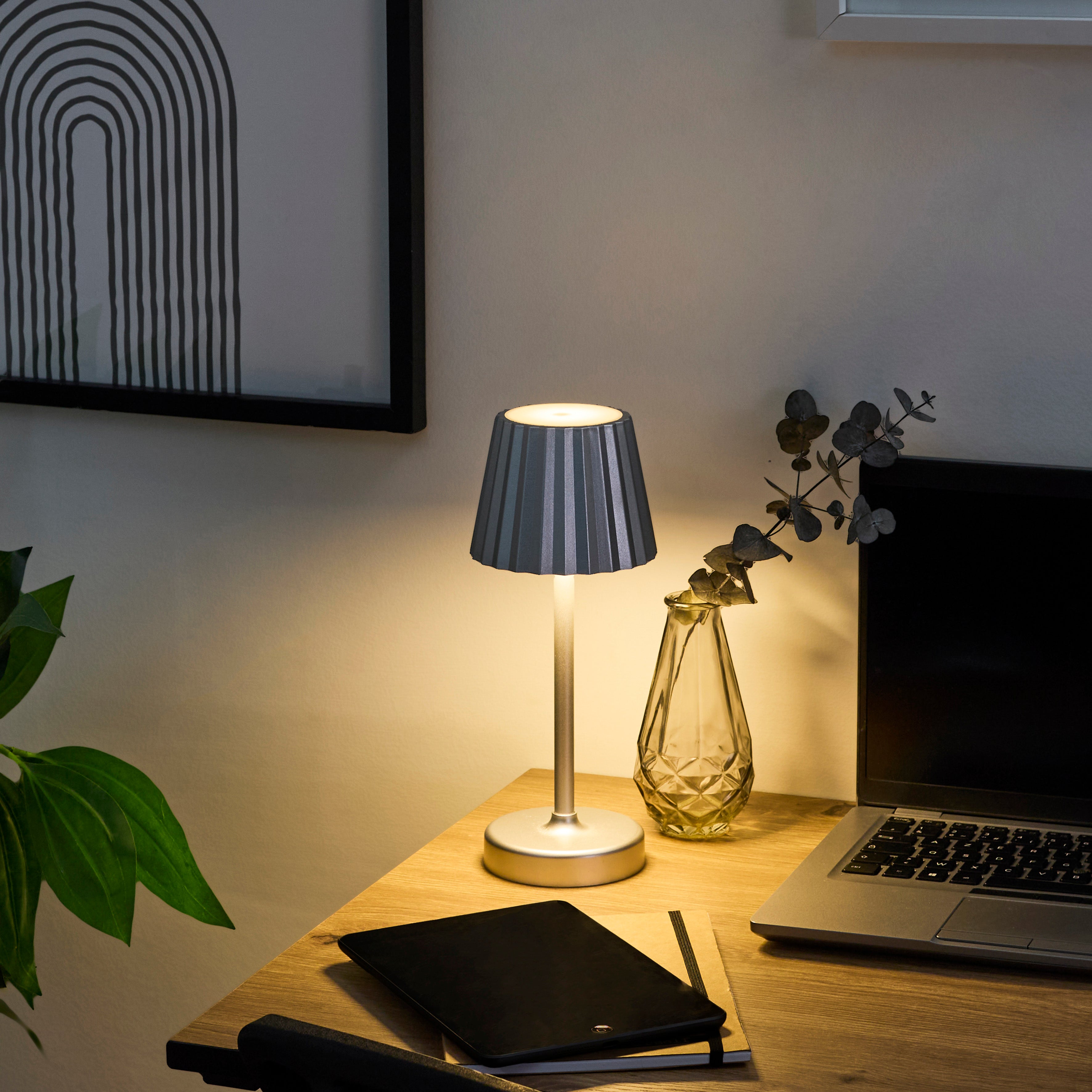 LAMPE DE TABLE TACTILE A PILES ARGENT H26CM
