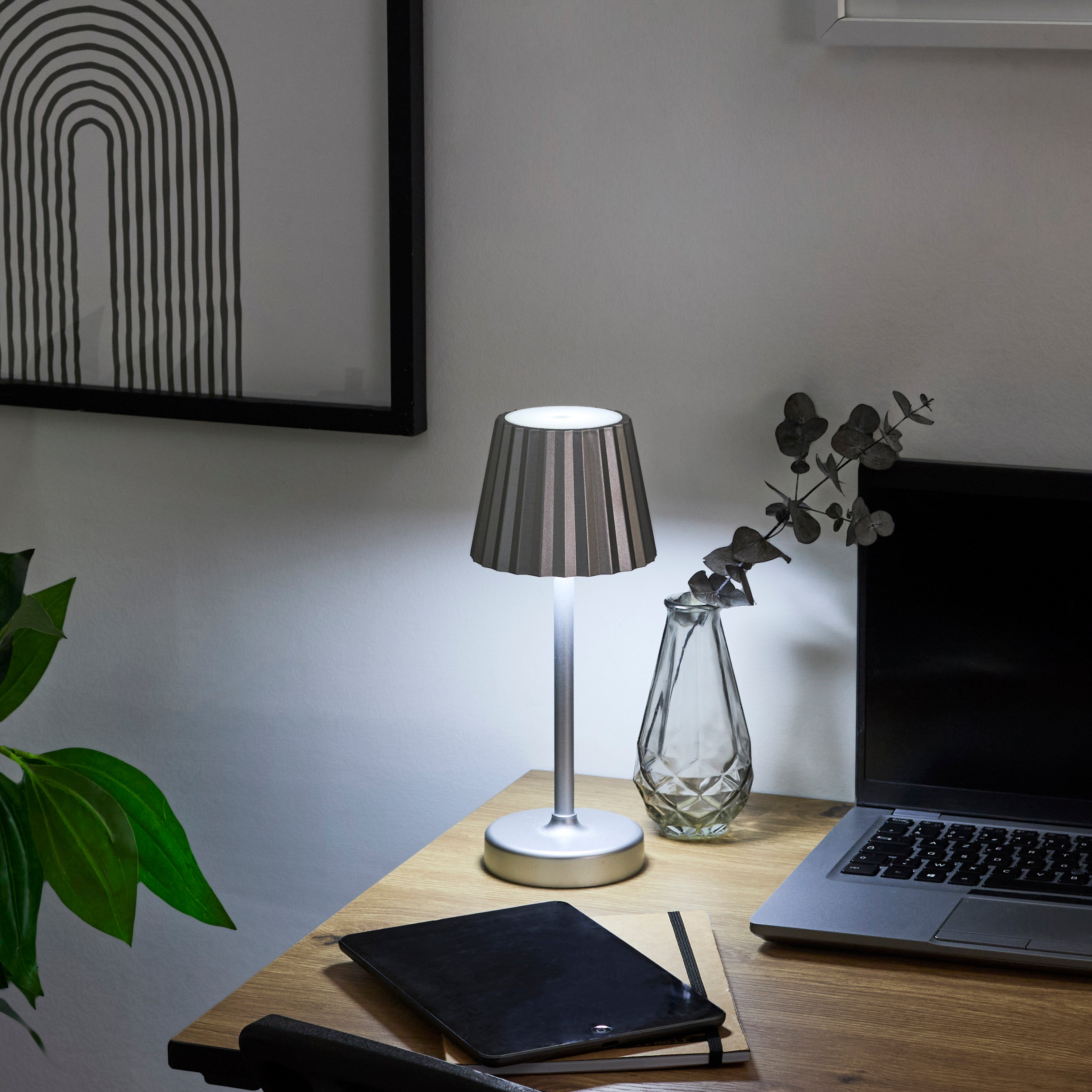 LAMPE DE TABLE TACTILE A PILES ARGENT H26CM