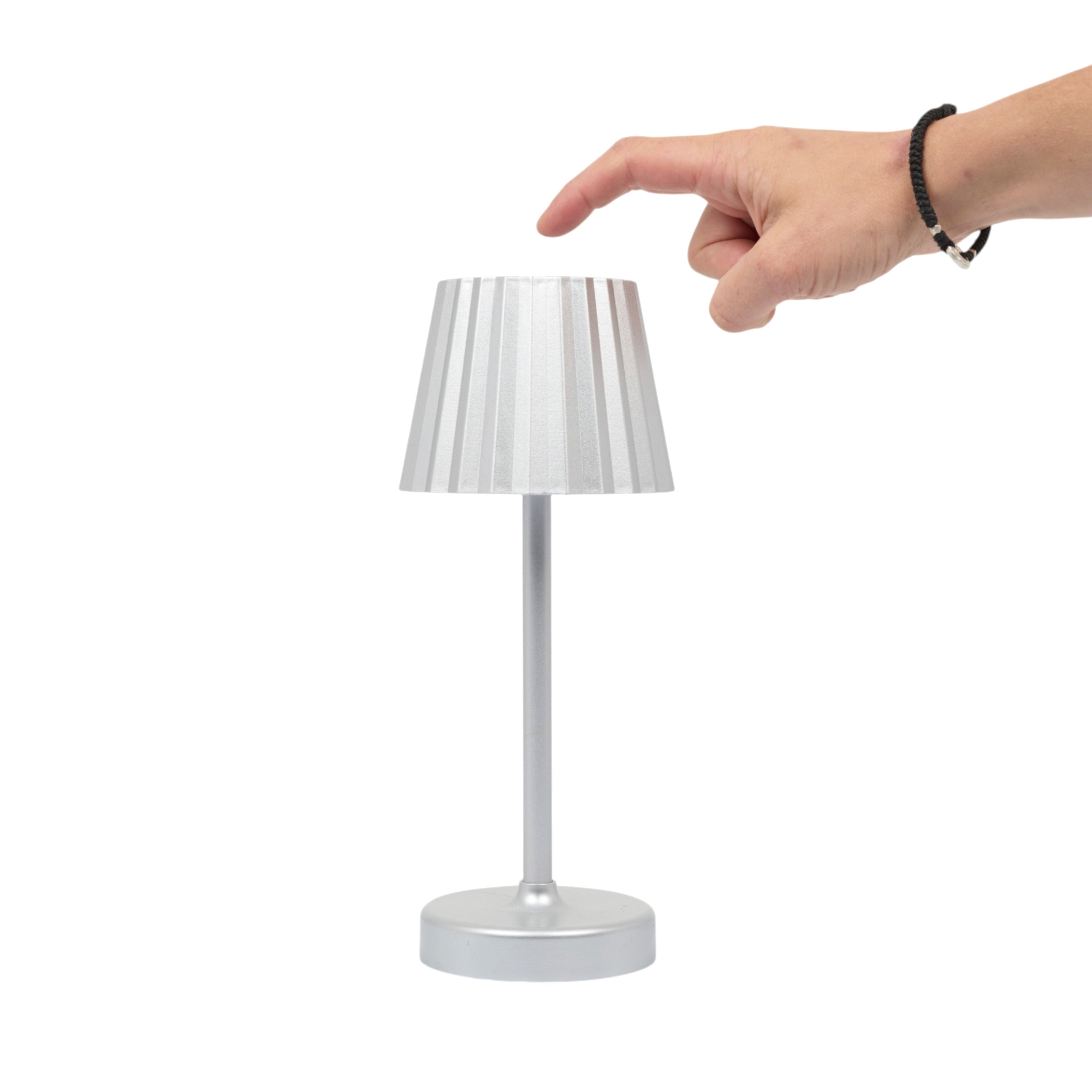 LAMPE DE TABLE TACTILE A PILES ARGENT H26CM