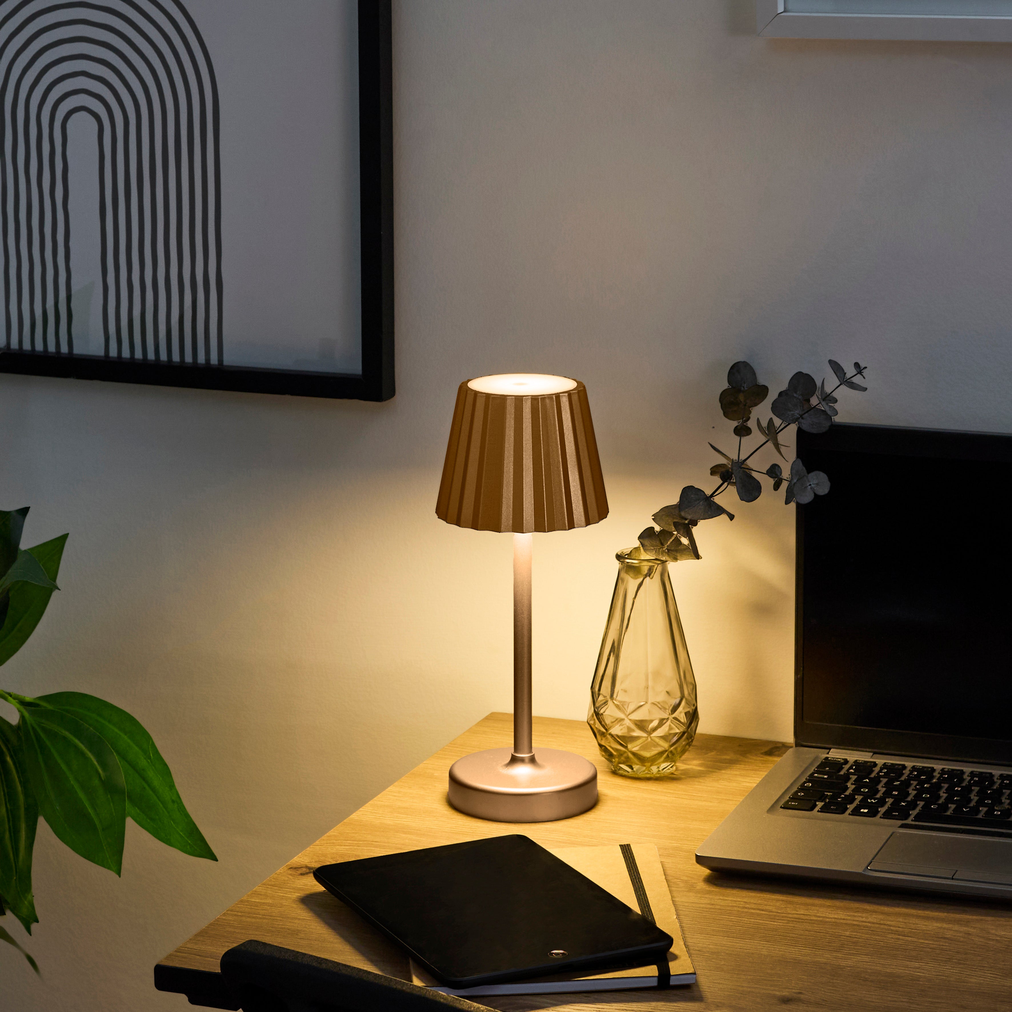 LAMPE DE TABLE OR TACTILE H26CM PILES NC