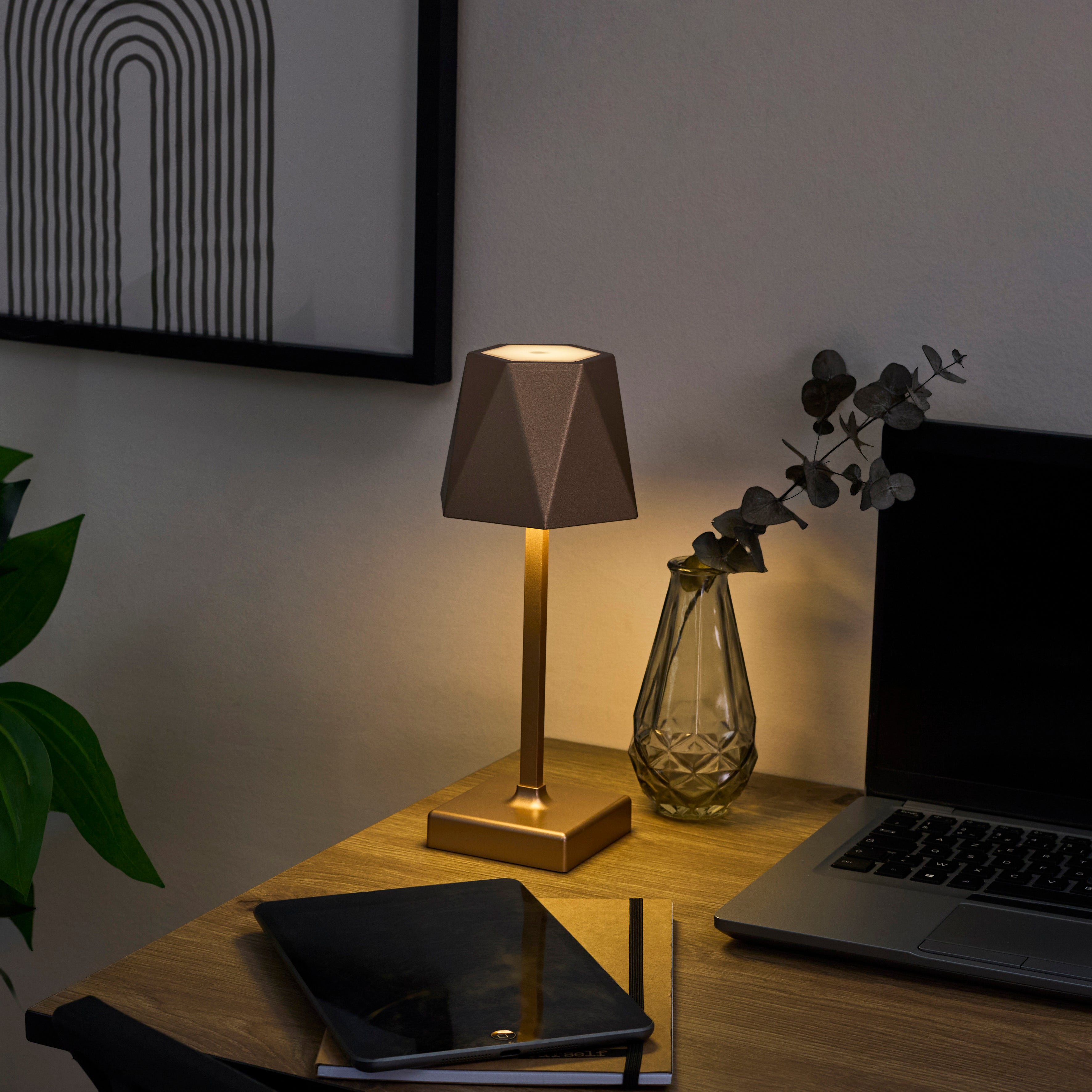 LAMPE DE TABLE OR TACTILE H26CM PILES NC
