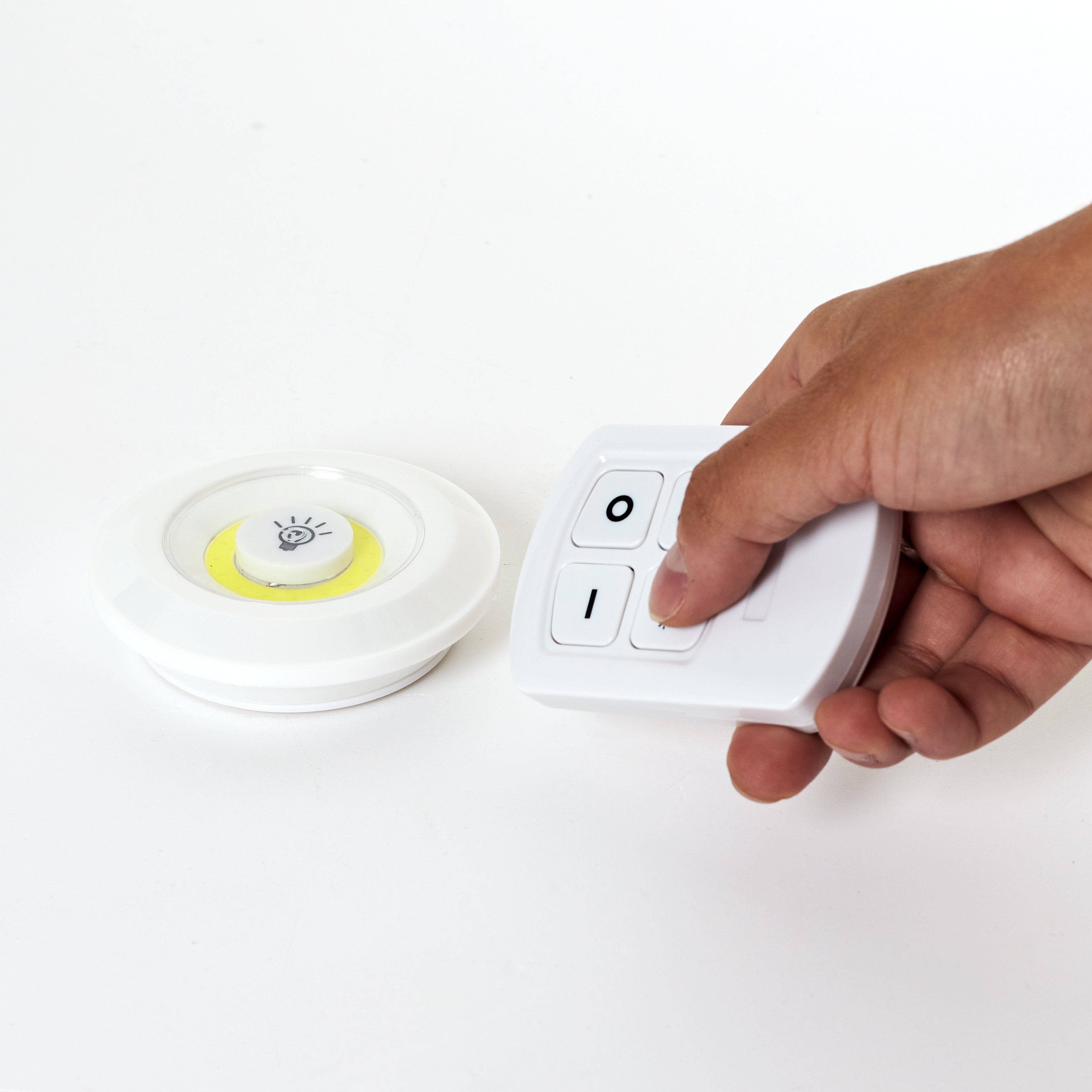 LAMPE COB A PRESSION X4 AVEC TELECOMMANDE A1