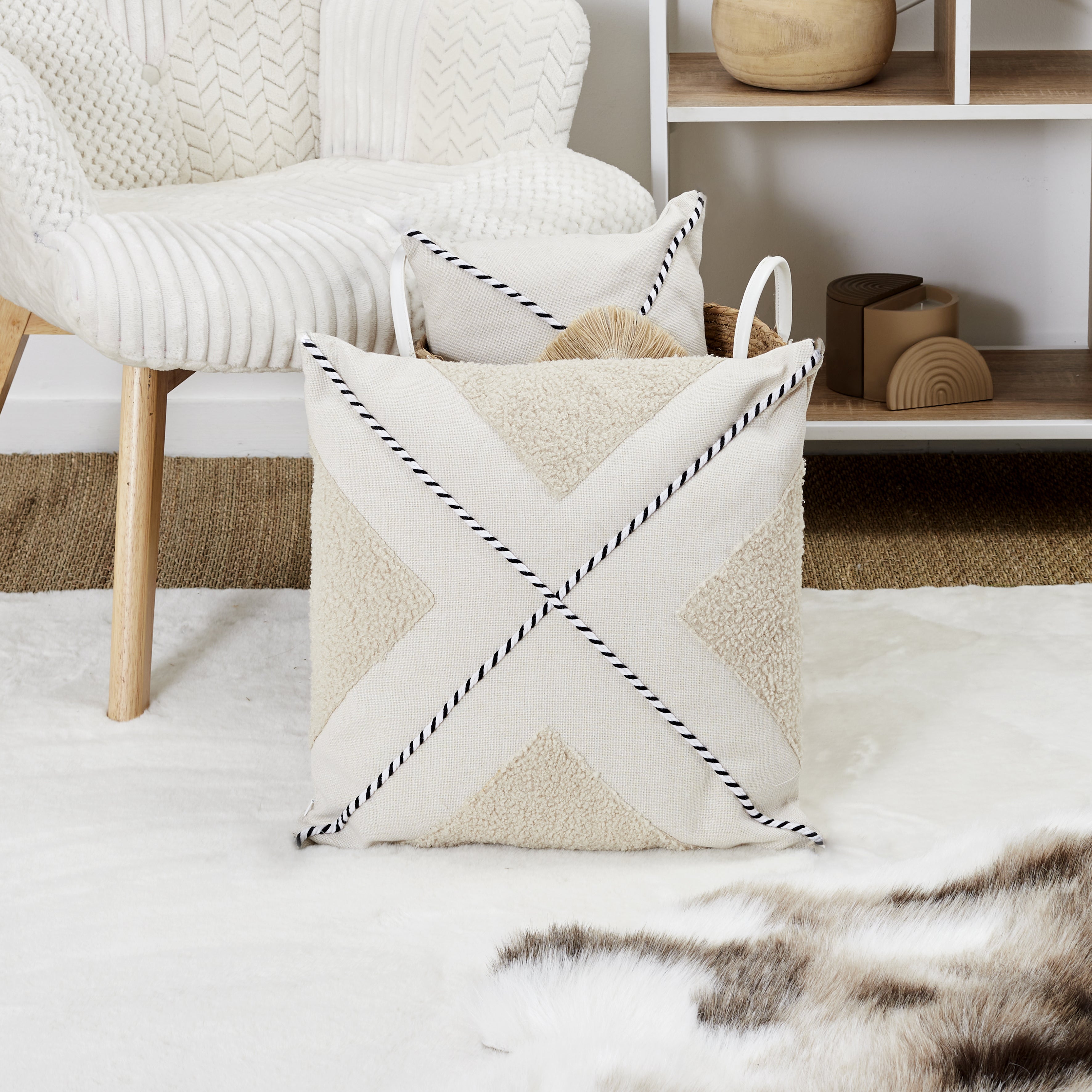 COUSSIN BEIGE ET BLANC BOUCLETTE 40X40CM